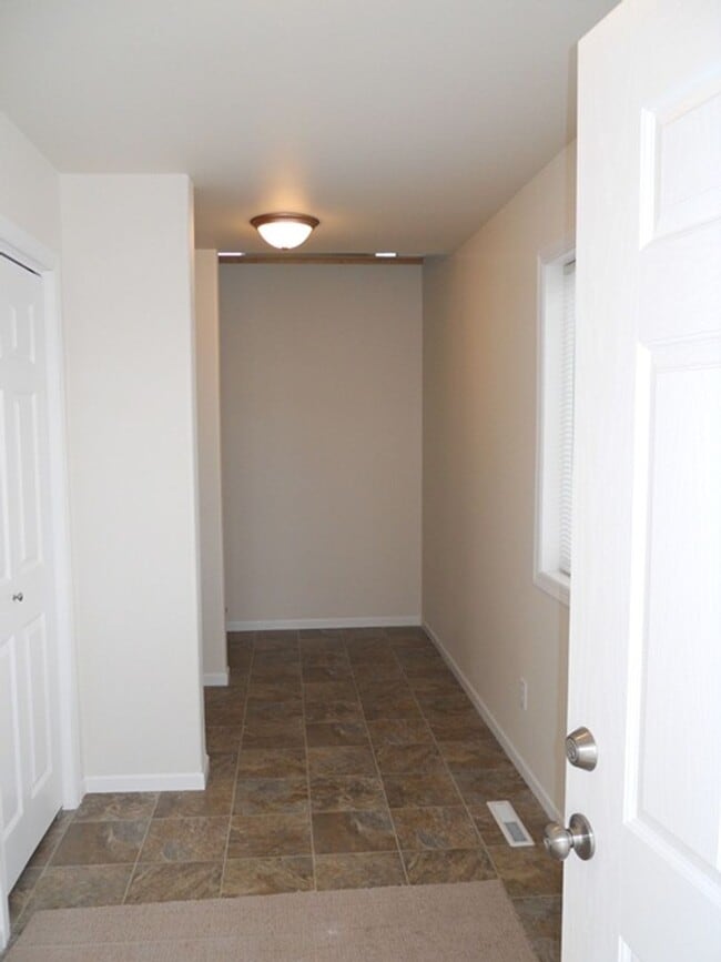 Building Photo - 3 Bed 3 Bath Twin Home