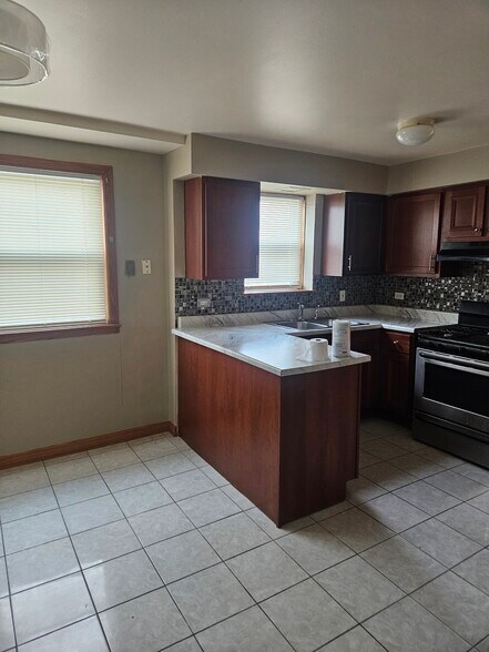 Building Photo - 7926 S Kedzie Ave