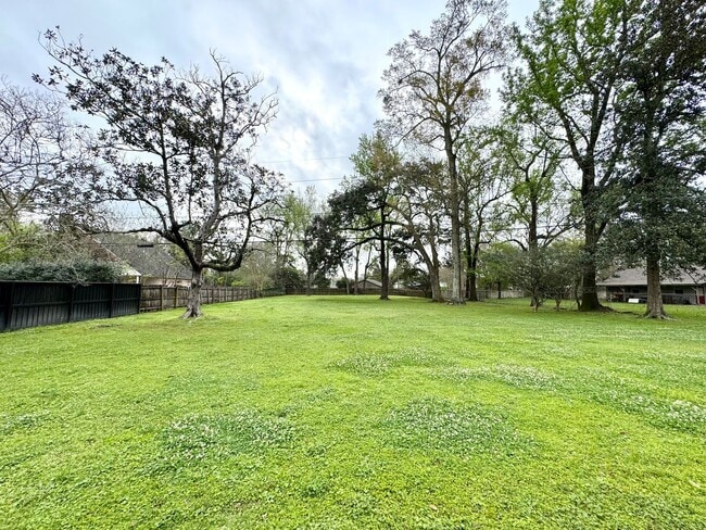 Building Photo - Vintage 2BR/2BA on Stanford Ave with Huge Fenced Yard & Lawn Care Included