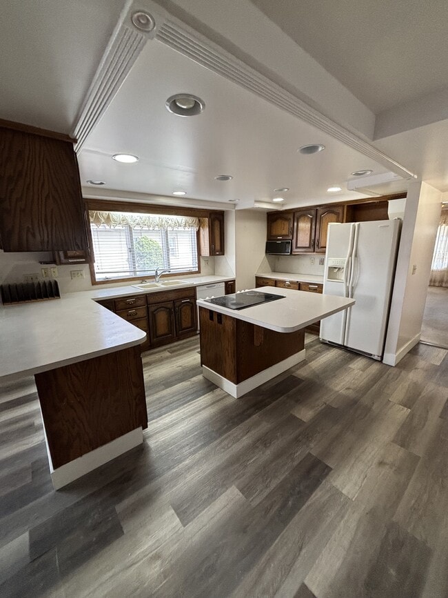 Building Photo - 187 E 5th St