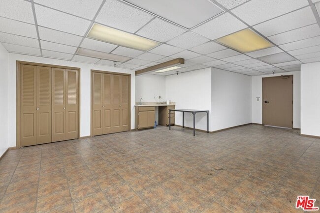 Building Photo - 12801 Moorpark St