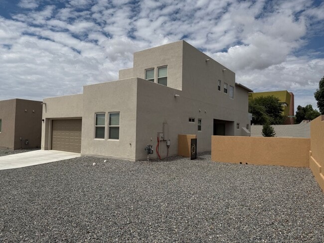 Building Photo - AMAZING CUSTOM HOME IN MARIPOSA