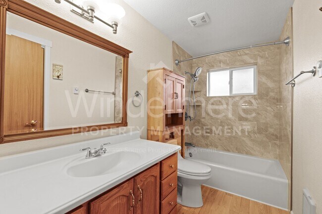 Building Photo - Updated 3 Bed 2 Bath Home With Brand New 2...