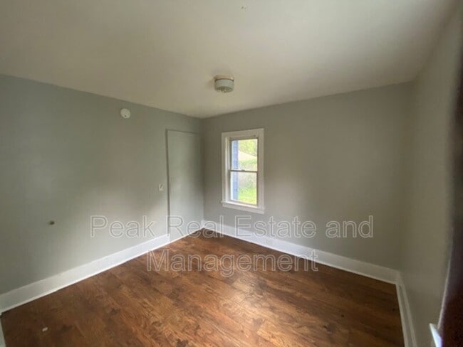 Building Photo - 816 Kensington Ave SW