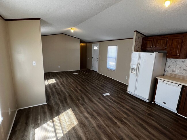 Building Photo - Elegant 3-Bed, 2-Bath Home for Rent: Move-...