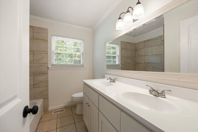 Building Photo - 4015 Shady Oak Dr