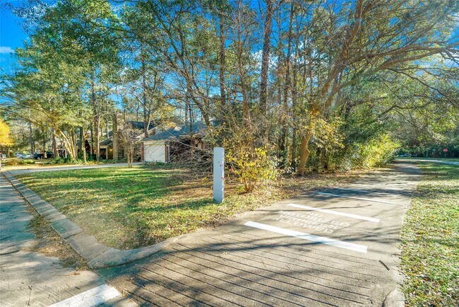 Building Photo - 2 Village Knoll Pl