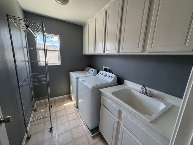 Building Photo - 885 Alsace Dr