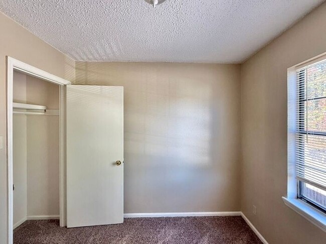 Building Photo - Available Now! 3 bedroom 2.5 bath townhome in Tyler