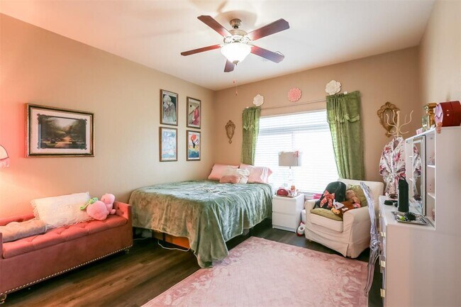 Building Photo - 910 W 25th St