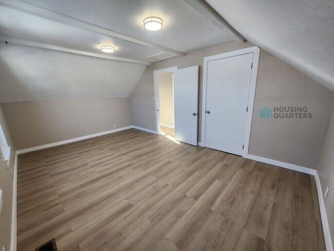 Building Photo - This 3-bed, 1-bath home features original woodwork, a covered front porch, a fenced yard, and an ...