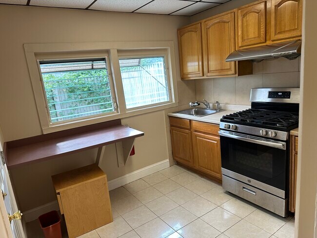 Building Photo - 1914 E Hazzard St