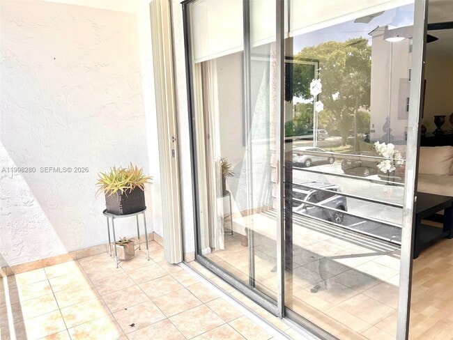 Building Photo - 2841 Somerset Dr