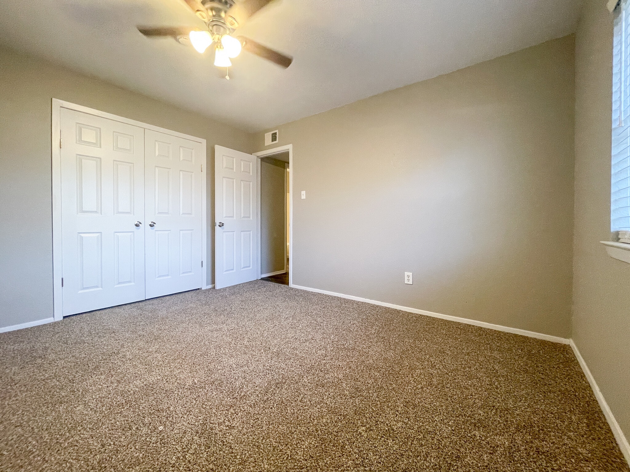 Building Photo - 407 N Bermuda St