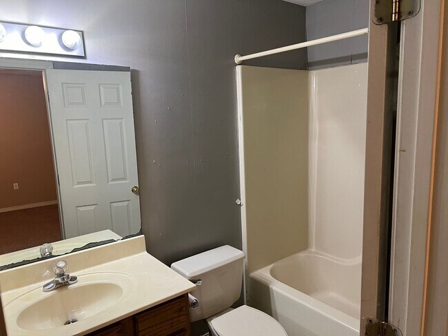 Building Photo - 3 Bed 2 Bath Duplex