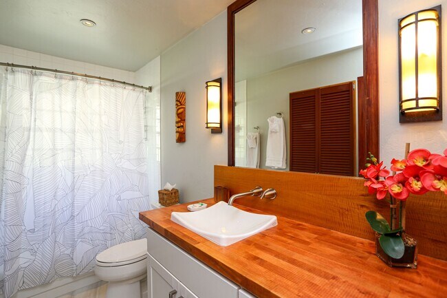 Building Photo - **TROPICAL PARADISE**3BEDS/2BATH POOL HOME...