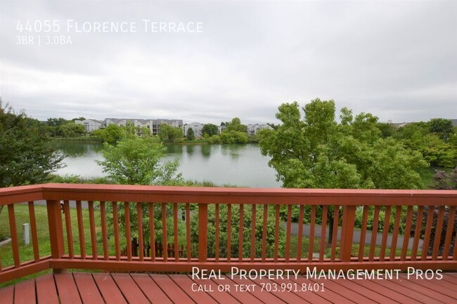 Building Photo - Lake View 3 Bedroom Townhouse for Rent in ...