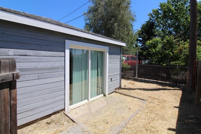 Building Photo - East Kennewick Stand-Alone Studio Apartment