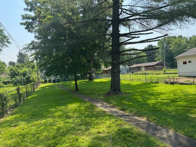 Building Photo - Cozy Comfort: 2 Bed, 1 Bath Home with Spac...