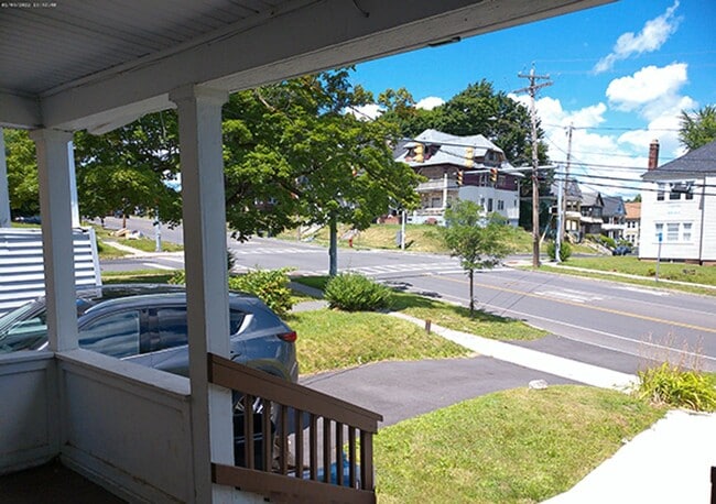 Building Photo - Available 8/1/26- Spacious and Open Two St...