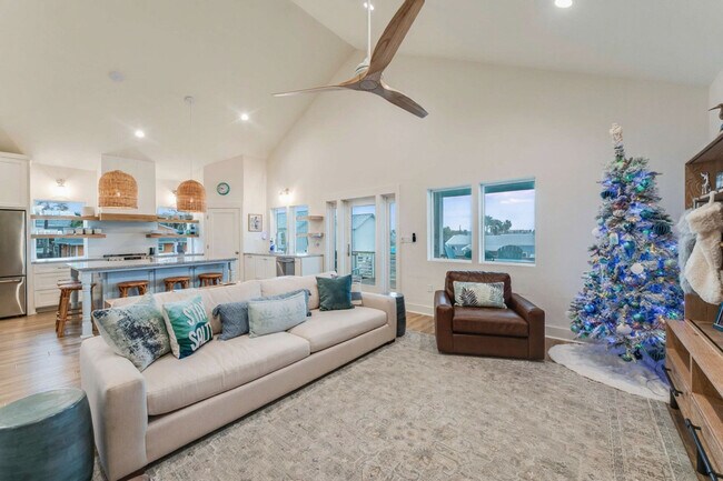 Building Photo - 119 6th St