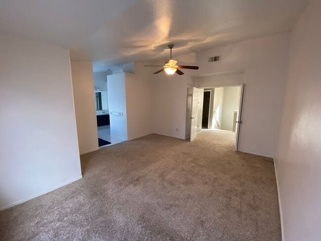 Building Photo - Great North Hanford Location