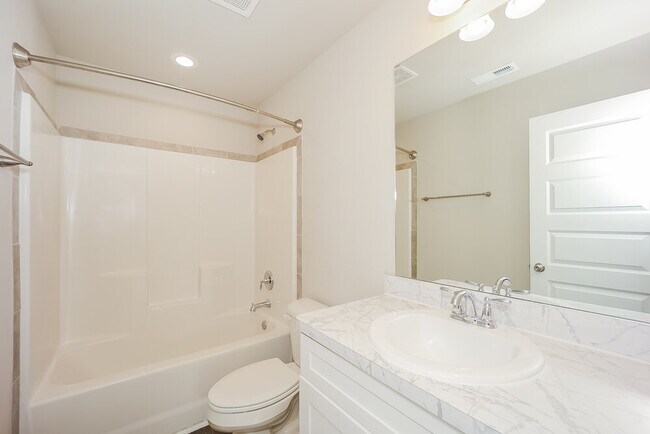 Building Photo - 425 Flowery Branch Ct