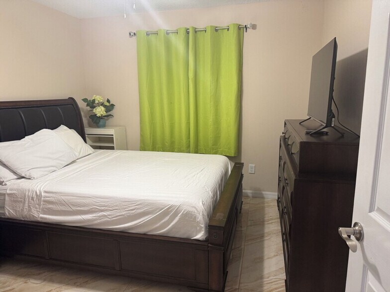 Building Photo - 1355 25th Ave E