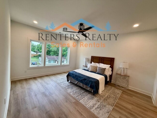 Building Photo - Stunning 3 Bedroom with Rooftop Terrace