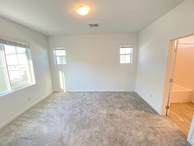 Building Photo - Gorgeous 2Bed/2.5Bath/2Car Townhome located in Gated Community in Henderson