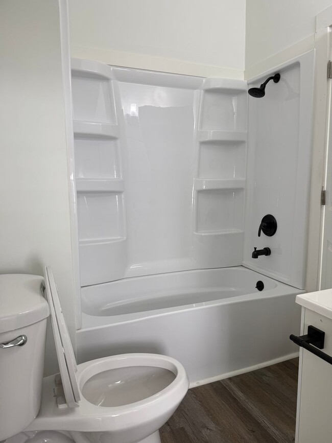 Building Photo - 1038 Heath St