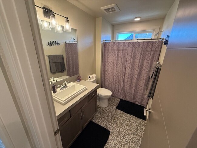 Building Photo - Available September 1, 3 bed 2.5 bath