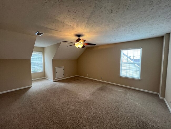 Building Photo - Cute 3 BR 2.5 BA Home Located in Culdesac in Evergreen Farms