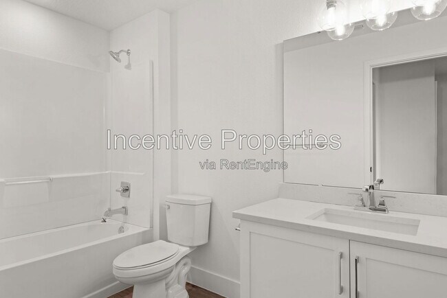 Building Photo - 558 S Grandview Ave