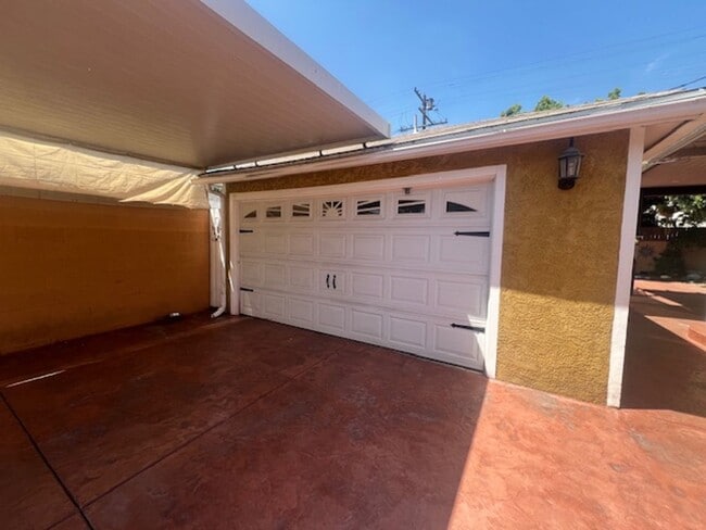 Building Photo - Charming 3 Bedroom 2 Bathroom, Long Beach Home for Lease!
