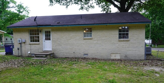 Building Photo - Charming Home in Ideal Location!