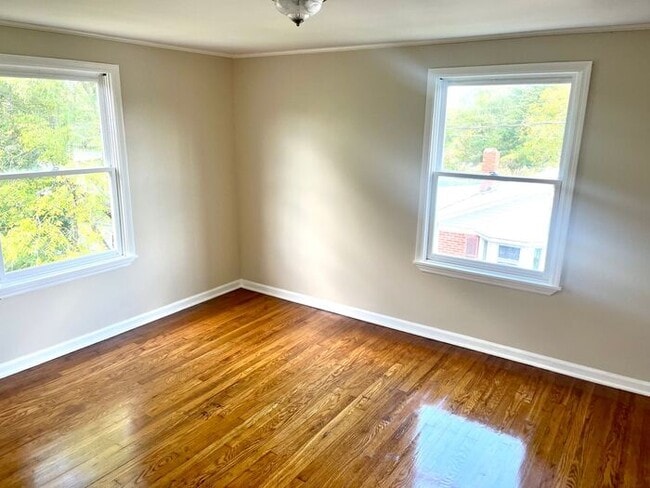 Building Photo - Beautiful 3 Bed 2 Bath w Fire Place/Hardwo...