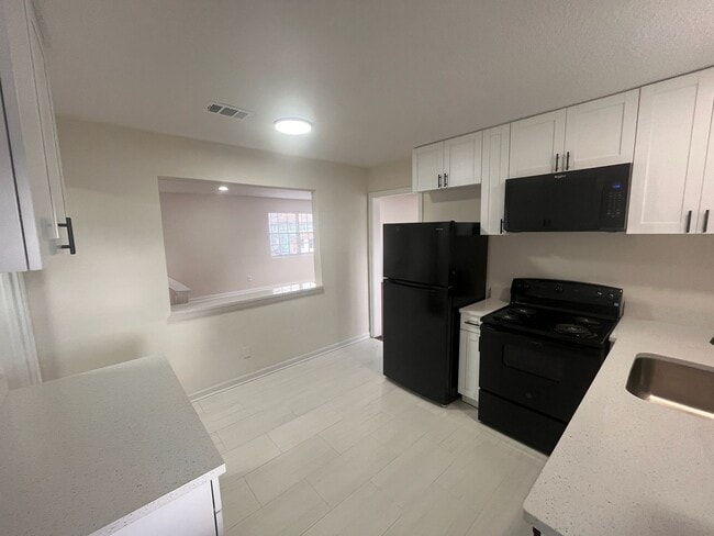 Building Photo - Two Bedroom One Bath Upstairs Apartment In Avondale