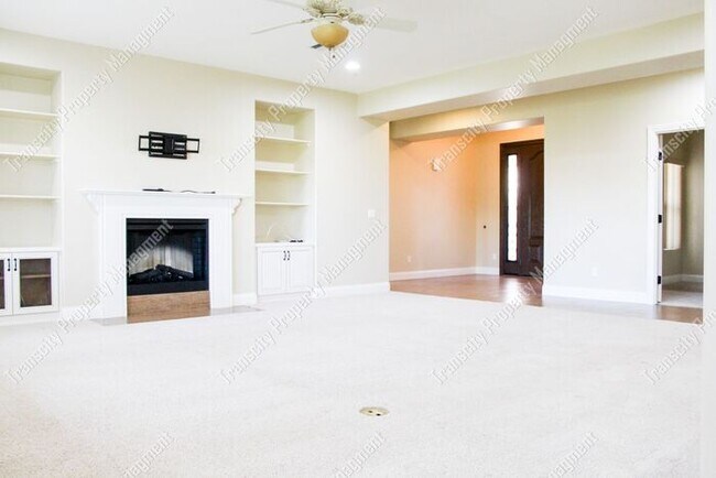 Building Photo - Spacious Custom Home Near Lindsay and McKe...