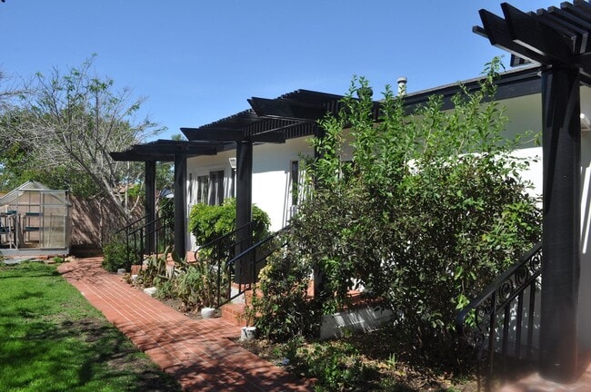 Building Photo - Serra Mesa  SFH Detached “4BR/2.5BA + offi...
