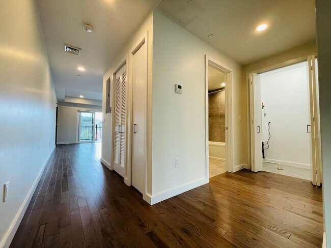 Building Photo - Jamaica Plain 2 bedroom w/garage parking a...