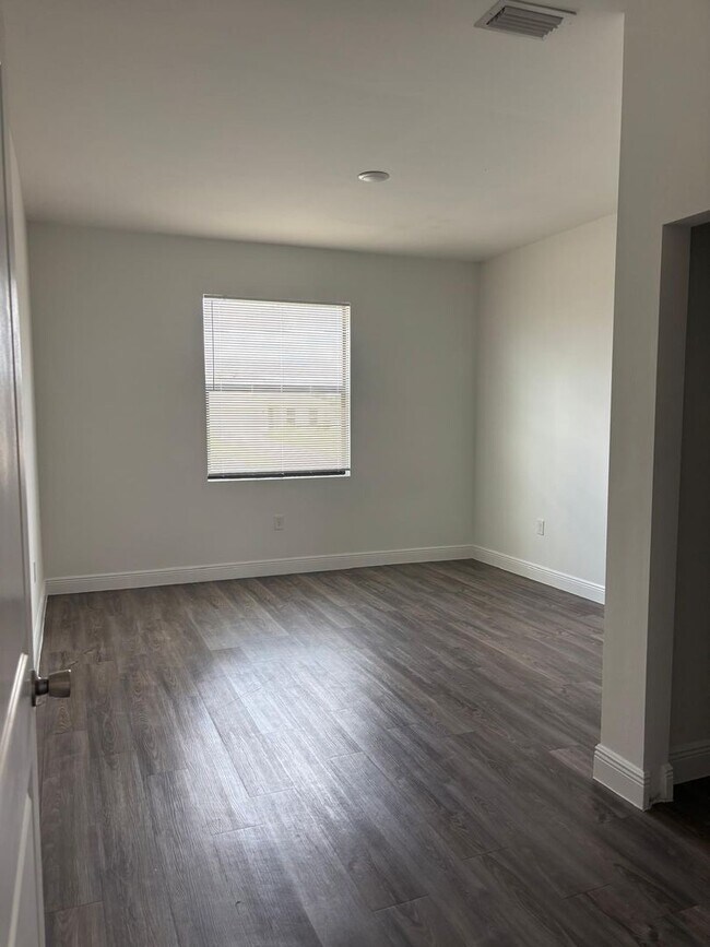 Building Photo - Lehigh Acres Beautiful 2 bdrm/2 bath Plus ...
