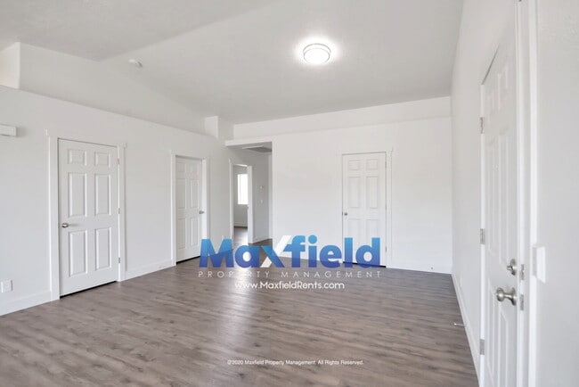 Building Photo - Upstairs Unit - St George - Near Costco and Home Depot Available Now - 3 BD 2 BA 2 GAR
