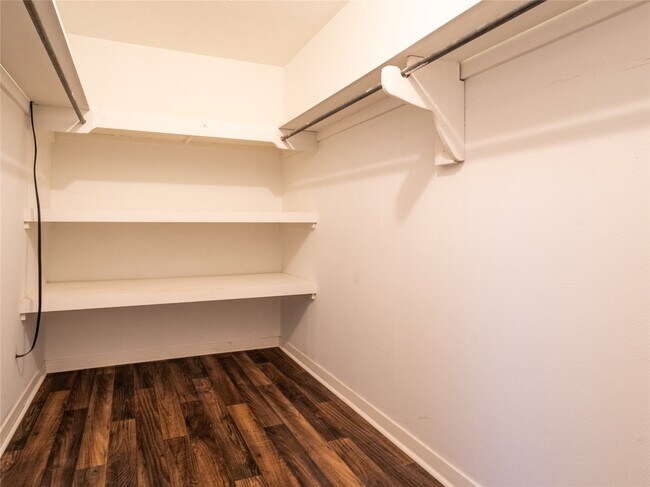 Building Photo - 2728 Encino Ave
