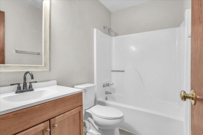 Building Photo - 2 Bed 2.5 Bath Duplex