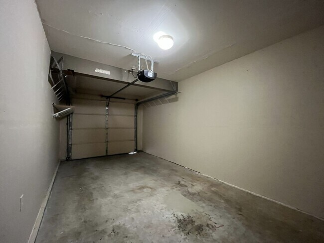 Building Photo - Spacious 904 Sq Ft Home in Bethany with Garage Parking, Washer/Dryer & Modern Kitchen Features