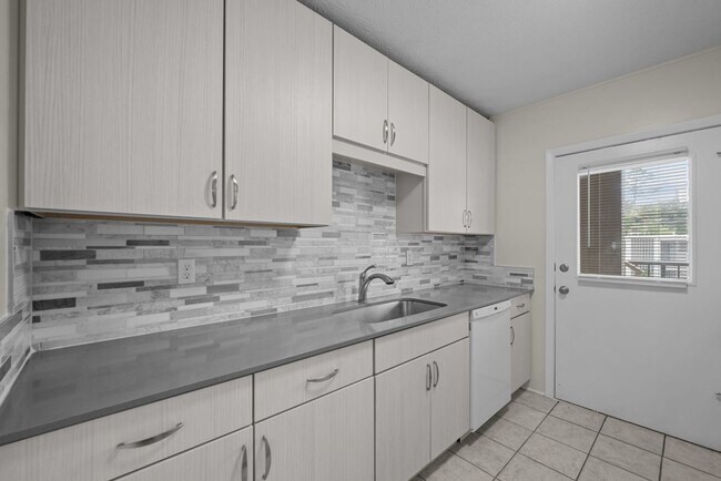 Building Photo - Newly Renovated 2BD/1.5 Bath Condo at Rege...