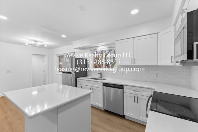 Building Photo - 5337 Botsford Ave