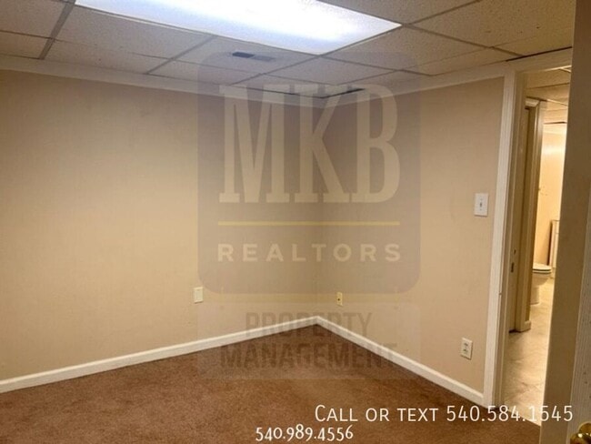 Building Photo - 3203 Ledgewood Ave