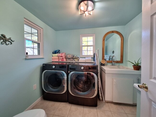 Building Photo - 2026 WINTER RENTAL NEW SMYRNA BEACH - POOL...